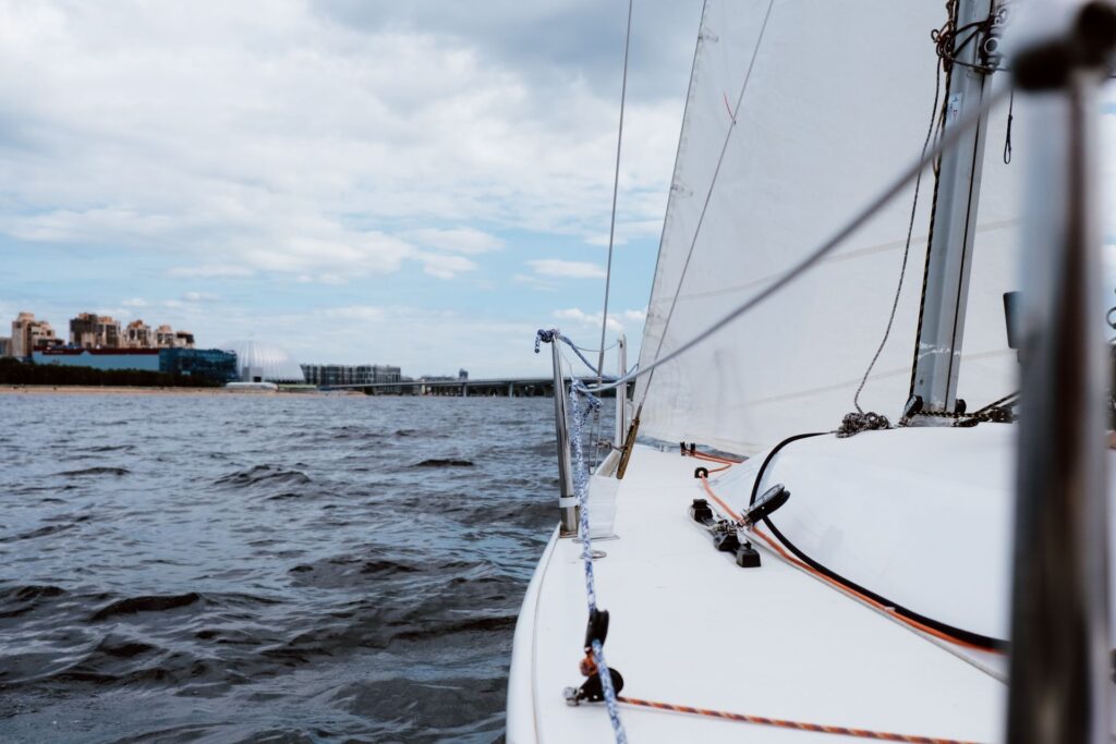 La cubierta de un velero navegando a vela