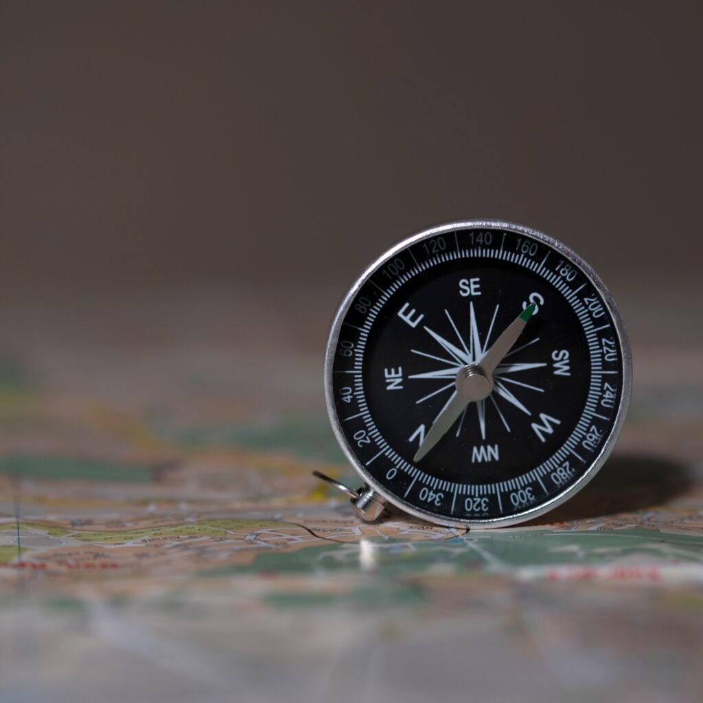 Brújula sobre un mapa: rumbo a tu título