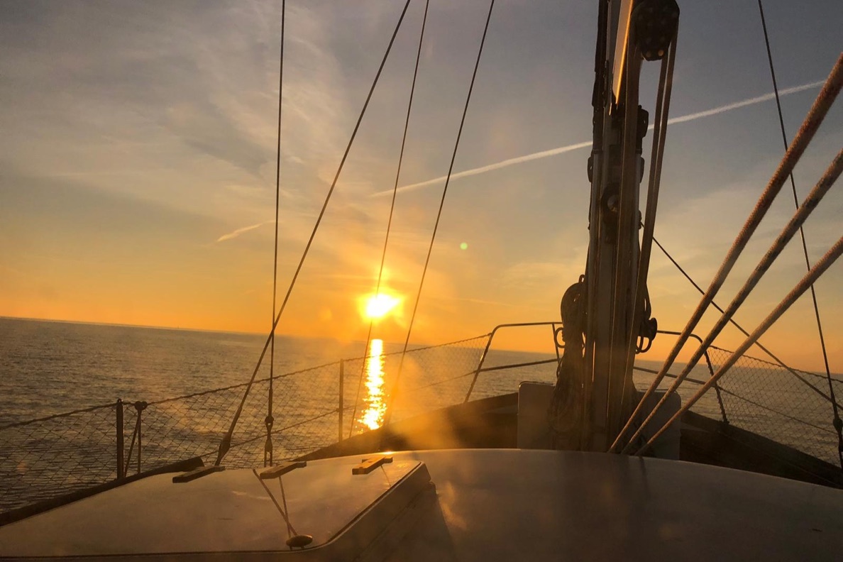 Puesta de sol desde la proa del Jaloke navegando