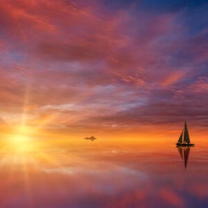 Velero en el horizonte bajo un atardecer espectacular