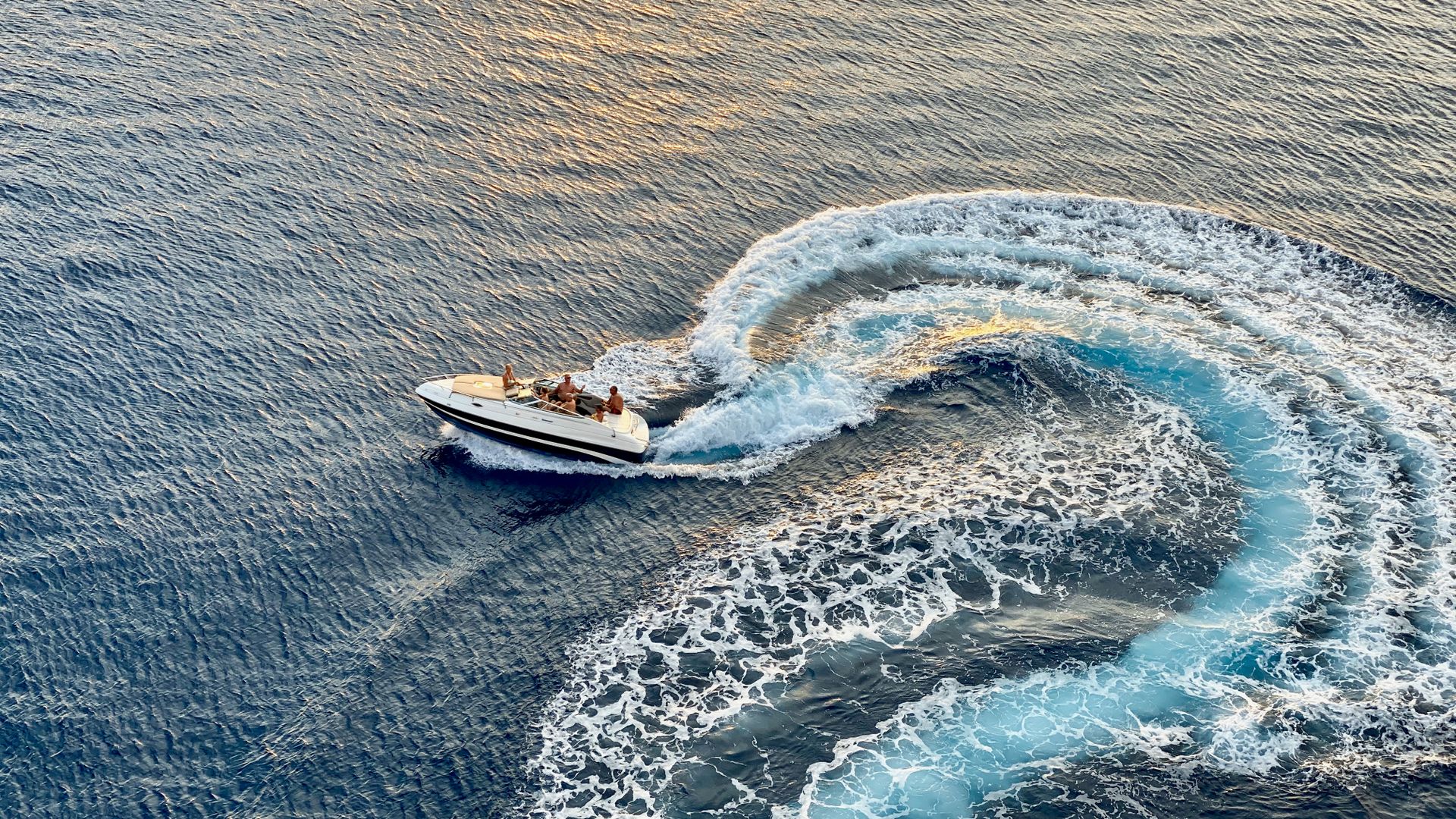 Lancha a motor navegando en aguas cristalinas